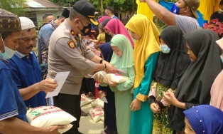 Dalam Rangka Menyambut Bulan Ramadhan Kapolsek Tapung Satuni Anak Yatim dan Kaum Dhuhapa