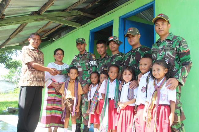 Tingkatkan Kesehatan Masyarakat, TNI Renovasi Kamar Mandi Sekolah Perbatasan