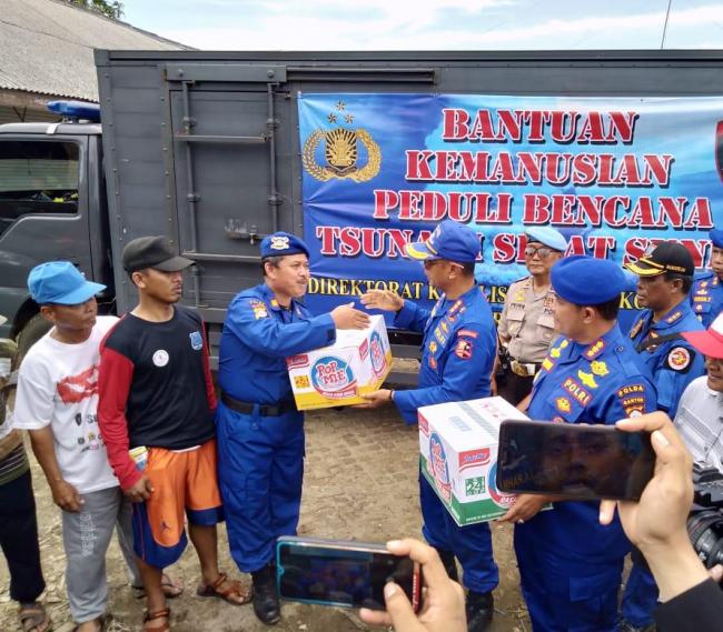 Ditpolairud Polri dan Ditpolairud Polda Banten Serahkan Bantuan Kepada Korban Tsunami