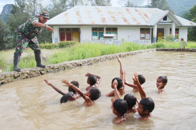 Cita-Cita Ingin Menjadi TNI, Satgas Yonif 132/BS, Ajarkan Renang Kepada Anak Perbatasan 