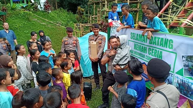 Dit Samapta Polda Banten Laksanakan Trauma Healing untuk Hibur Anak Korban Tsunami.