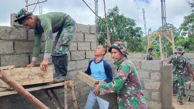 Bakti TNI di Perbatasan, Satgas Pamtas RI-RDTL Yonif 132/BS, Bantu Bedah Rumah Saullus Tefa