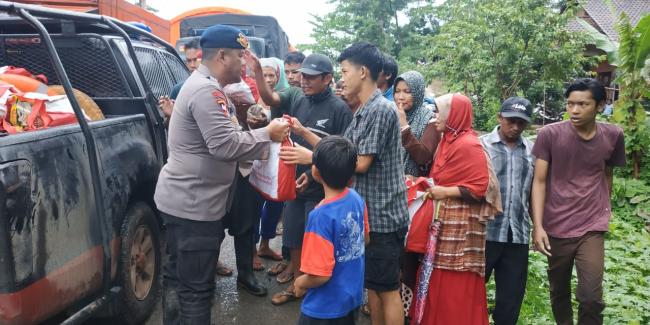 Satgas Brimob Nusantara Buka Dapur Lapangan  untuk Korban Tsunami di Banten