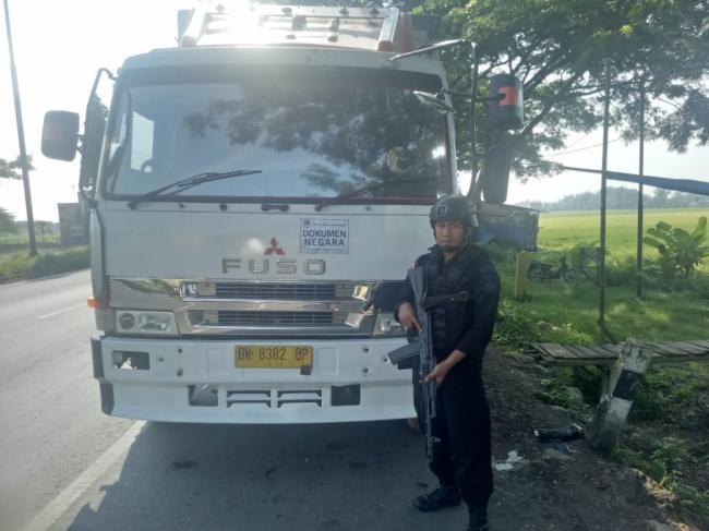 Amankan Logistik Pemilu 2019, Sat Brimobda Banten Kawal Pengiriman Surat Suara.