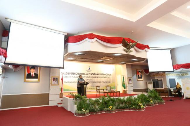 Menteri PPN / Bappenas memberi sambutan dan membuka dialog perencanaan pembangunan nasional didepan 
