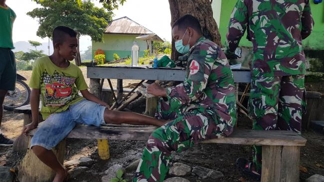 Ditengah Wabah Virus Corona, TNI Tetap Berikan Pertolongan Kepada Masyarakat Diperbatasan