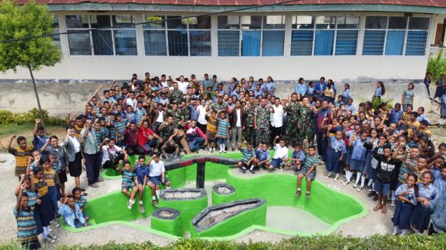 TNI Bangun Kolam Hias Buat SMPN 1 Miomaffo Barat. 