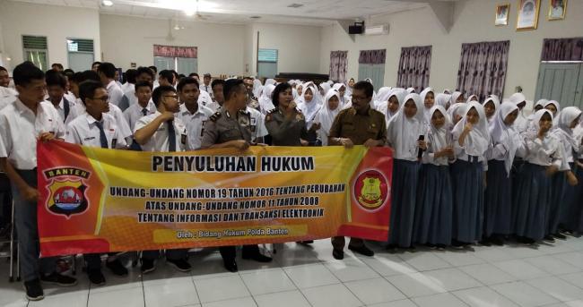 Bidang Hukum Polda Banten Sosialisasikan UU Informasi dan Transaksi Elektronik di Sekolah