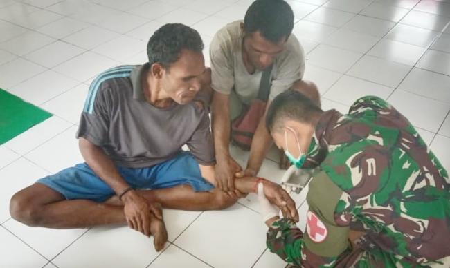 Pengabdian TNI di Tengah Pandemi Covid-19, Memberikan Pelayanan Kesehatan di Pos Haumeniana 