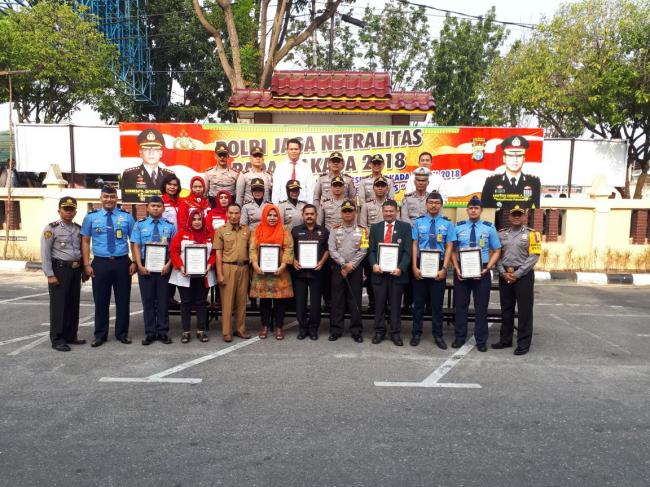 Kapolresta Pekanbaru Berikan Penghargaan kepada Personil Berprestasi dan Beberapa Intansi 