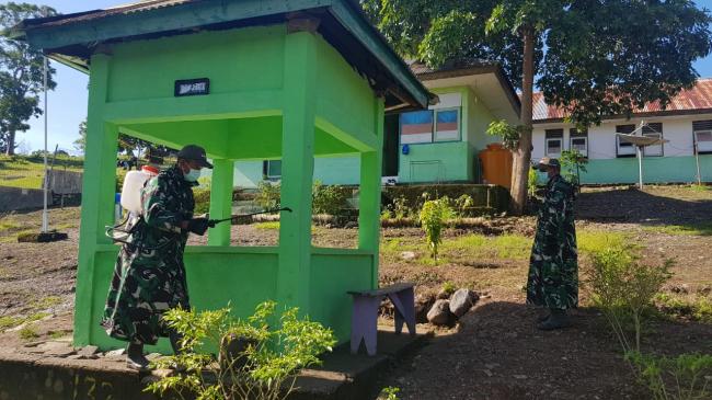 Putus Rantai Penyebaran Virus Covid 19, TNI Semprotkan Desinfektan di Perbatasan 