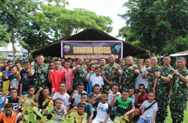 Meriahkan HUT Batalyon ke - 61, Satgas Pamtas RI-RDTL Yonif 132/BS, Gelar Sunatan Massal di Perbatas