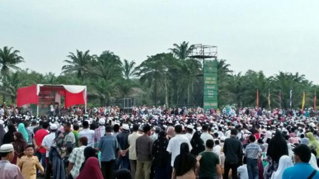Ribuan Warga Banjiri Tausiah UAS di Yonif 132/BS 