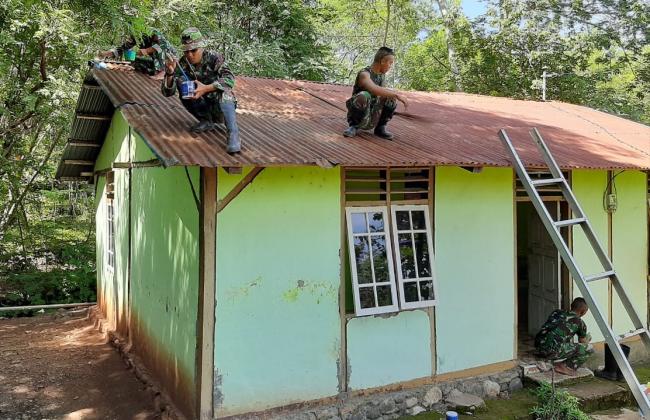 Tak Hanya Menjaga Keamanan di Perbatasan, TNI juga Bantu Renofasi Rumah Ibadah