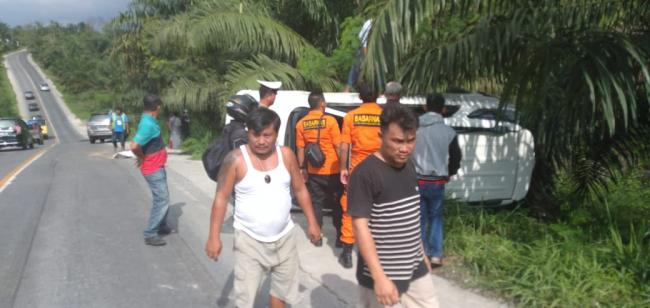 TIM RESCUER BASARNAS EVAKUASI MINIBUS TERBALIK DI KM 54