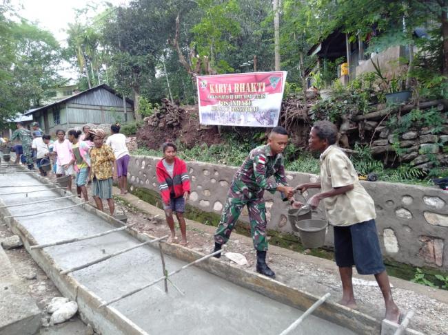 Karya Bhakti TNI Wujudkan Kemanunggalan Bersama Rakyat di Perbatasan