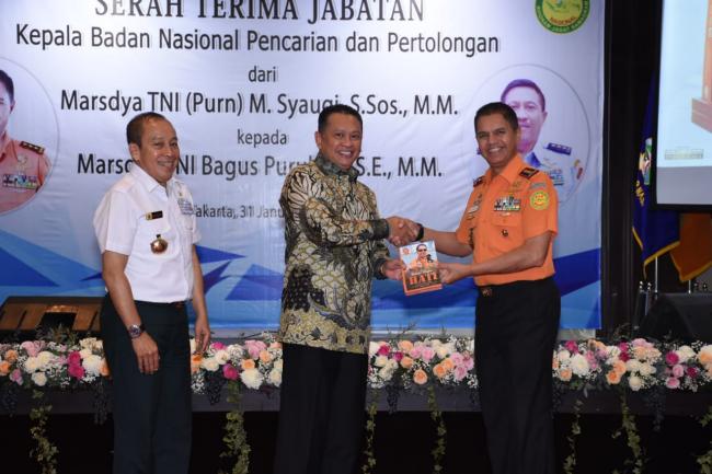 Sertijab, Kabasarnas Launching Buku  Bekerja dengan Hati