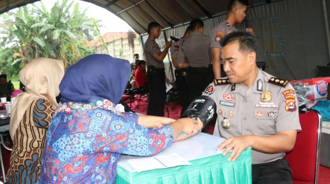 Personel TNI-POLRI Ikuti Aksi Donor Darah yang diselenggarakan oleh RRI Banten.