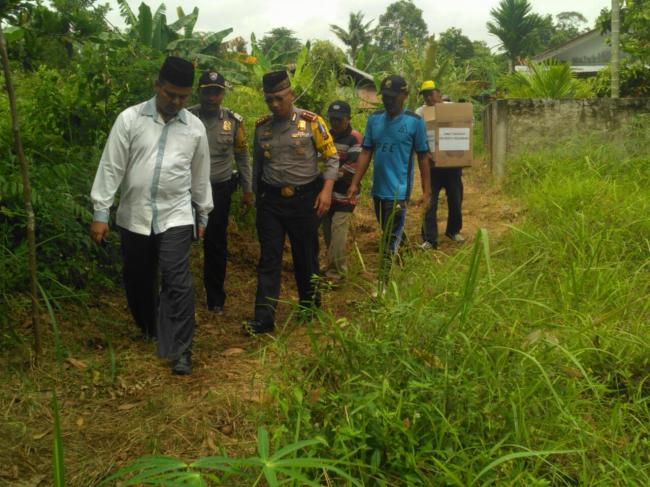 Polisi Polresta Pekanbaru Ini Rela Rintangi Ilalang Dan Becek Demi Bantu Masyarakat