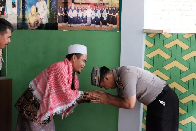 KH. Juhri, Terima Kasih Kabid Humas, Telah Silaturahmi ke Ponpes Al - Marus Curuq Serkot