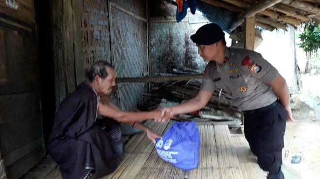 Satuan brimob Polda Banten Salurkan Zakat Personil kepada warga 