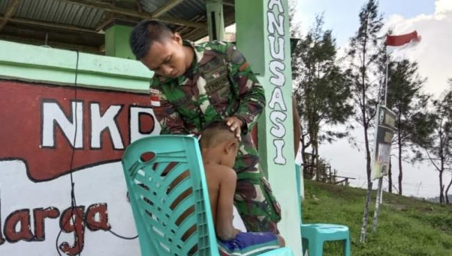 TNI Tanamkan Disiplin Dan Kerapihan Kepada Anak-Anak Usia Dini di Tapal Batas 