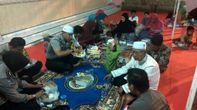Peduli Kaum Dhufa, Polresta Pekanbaru Buka Puasa Bersama di Panti Asuhan
