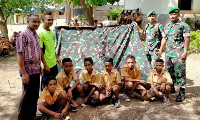 Tingkatkan Keterampilan, Satgas Yonif 132/BS, Ajarkan Murid SMP Letenaek Pramuka, Mendirikan Tenda