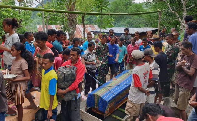 TNI Bantu Prosesi Pemakaman Masyarakat Perbatasan