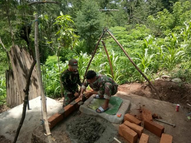 Wujudkan Pola Hidup Sehat, Satgas Pamtas RI-RDTL Yonif 132/BS, Bangun Jamban Warga Perbatasan