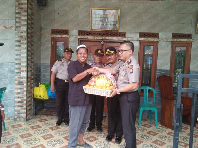 Karo Rena Polda, Sambangi Kediaman Ketua Yayasan Ponpes Nurul Mukhtadin KH Supriyadi.