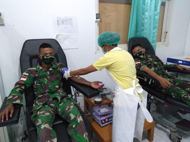 Kepedulian TNI di Perbatasan, Donorkan Darah Untuk Pasien Usai Melahirkan