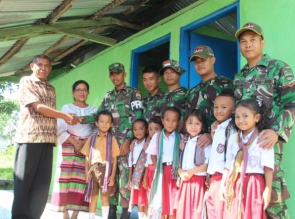 Tingkatkan Kesehatan Masyarakat, TNI Renovasi Kamar Mandi Sekolah Perbatasan