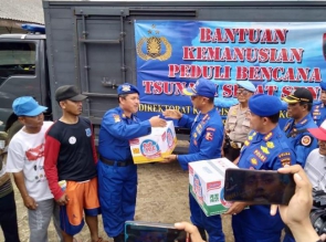 Ditpolairud Polri dan Ditpolairud Polda Banten Serahkan Bantuan Kepada Korban Tsunami