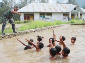 Cita-Cita Ingin Menjadi TNI, Satgas Yonif 132/BS, Ajarkan Renang Kepada Anak Perbatasan 