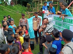 Dit Samapta Polda Banten Laksanakan Trauma Healing untuk Hibur Anak Korban Tsunami.