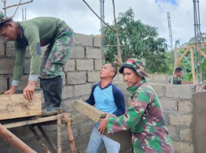 Bakti TNI di Perbatasan, Satgas Pamtas RI-RDTL Yonif 132/BS, Bantu Bedah Rumah Saullus Tefa