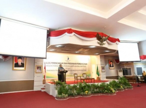 Menteri PPN / Bappenas memberi sambutan dan membuka dialog perencanaan pembangunan nasional didepan 