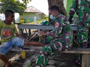 Ditengah Wabah Virus Corona, TNI Tetap Berikan Pertolongan Kepada Masyarakat Diperbatasan