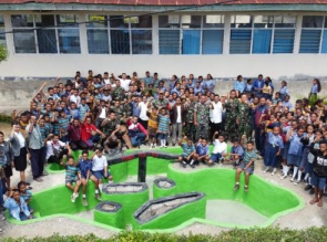 TNI Bangun Kolam Hias Buat SMPN 1 Miomaffo Barat. 