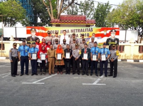 Kapolresta Pekanbaru Berikan Penghargaan kepada Personil Berprestasi dan Beberapa Intansi 