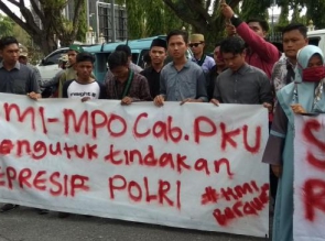 HMI MPO Cabang Pekanbaru Lakukan Asik Soldaritas di Depan Mapolda Riau