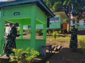 Putus Rantai Penyebaran Virus Covid 19, TNI Semprotkan Desinfektan di Perbatasan 