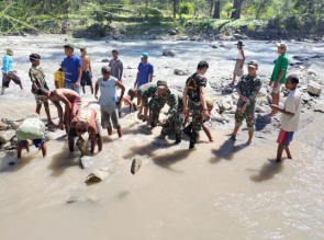 TNI Bersama Warga Karya Bhakti Bersihkan Sungai 