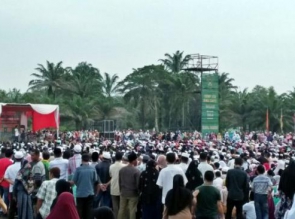 Ribuan Warga Banjiri Tausiah UAS di Yonif 132/BS 