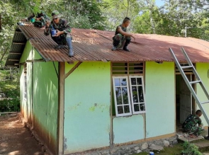 Tak Hanya Menjaga Keamanan di Perbatasan, TNI juga Bantu Renofasi Rumah Ibadah