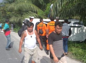 TIM RESCUER BASARNAS EVAKUASI MINIBUS TERBALIK DI KM 54