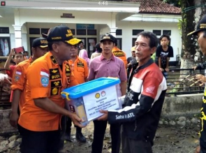 Basarnas Berikan Bantuan Kepada Korban Tsunami Banten