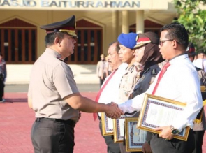 Kapolda Banten Beri Penghargaan Kepada Personil Berprestasi.