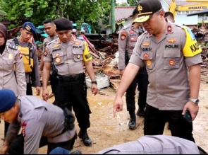 Kapolda Banten, Pimpin Langsung Evakuasi Korban Bencana Selat Sunda.